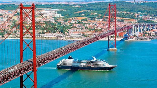 Passeio de barco pelo Rio Tejo em Lisboa