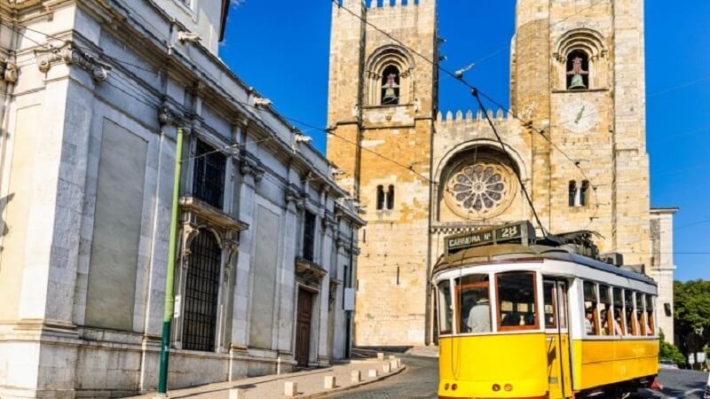 Catedral e elétrico 28 em Lisboa