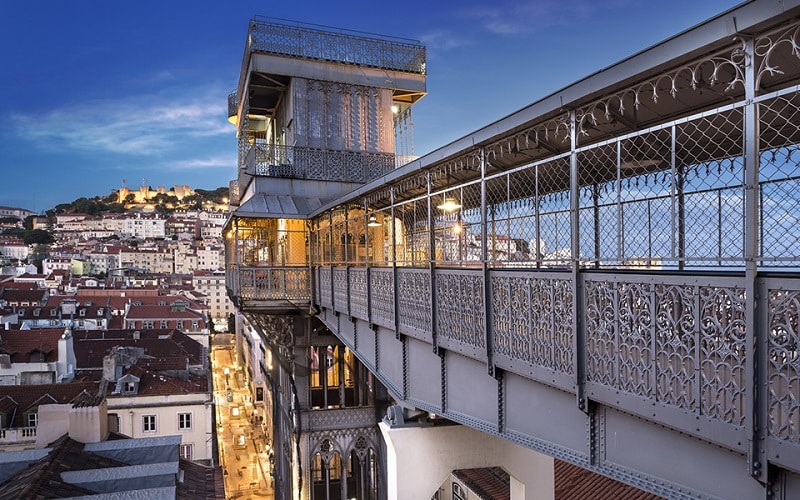 Roteiro ideal de 10 dias por Portugal e Espanha: Lisboa - Elevador de Santa Justa à noite