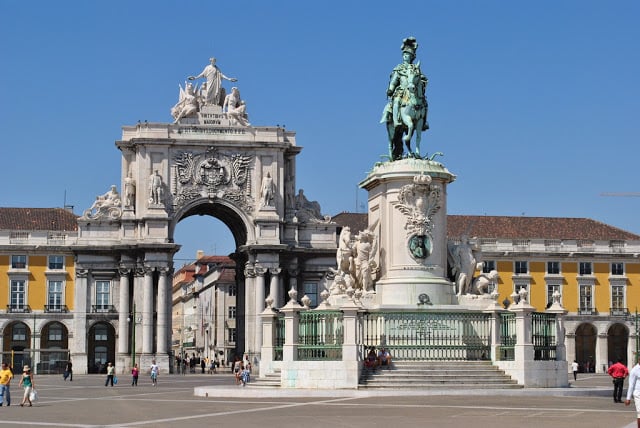 Arco e estátua na Praça do Comércio