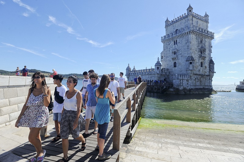 Turistas visitando a Torre de Belém em Lisboa