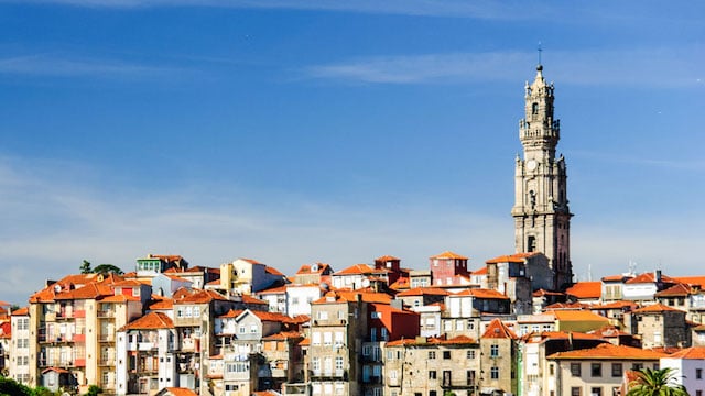 Vista de longe da Torre dos Clérigos no Porto