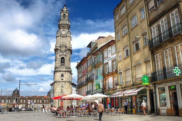Vista frontal da Torre dos Clérigos no Porto