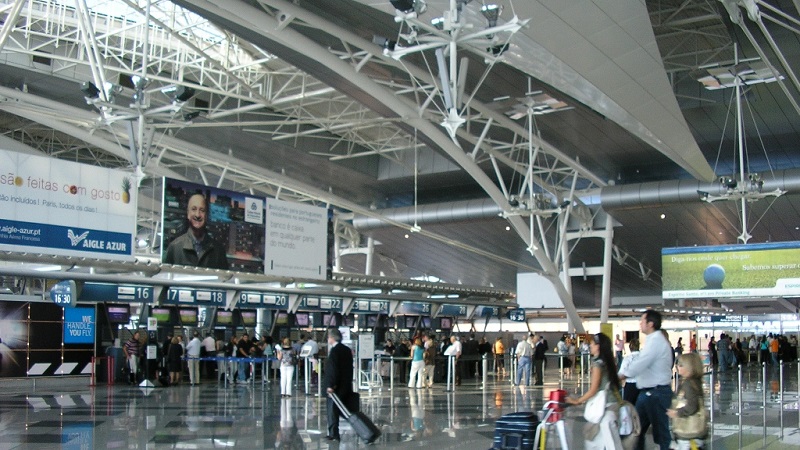 Interior do Aeroporto Internacional Francisco Sá Carneiro no Porto