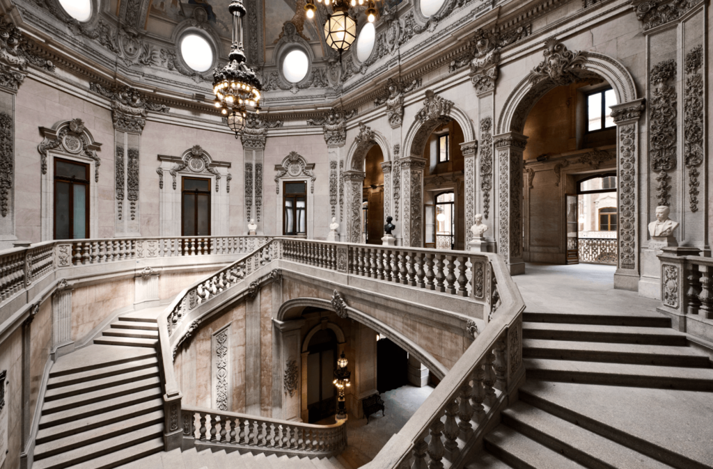 Escadaria de entrada do Palácio da Bolsa no Porto