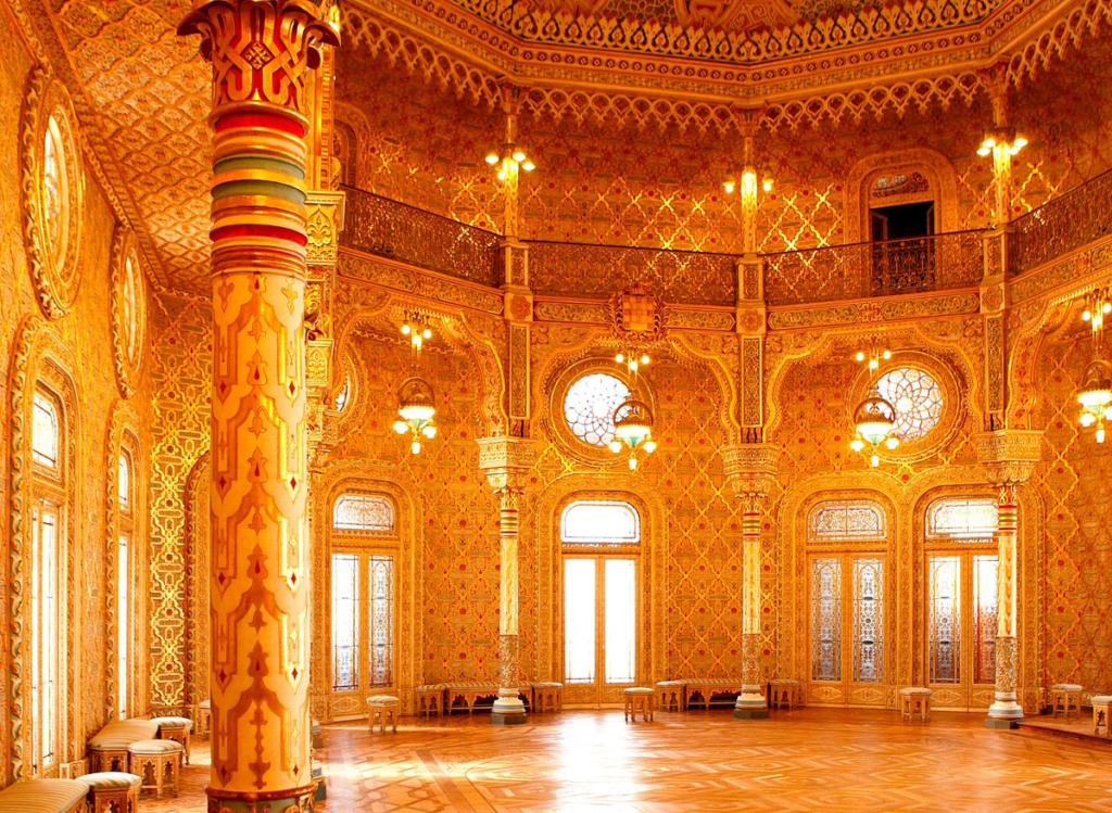 Detalhes do salão árabe do Palácio da Bolsa no Porto