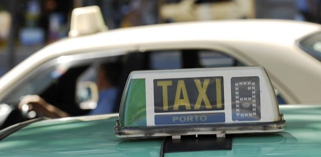 De táxi até o centro turístico do Porto 