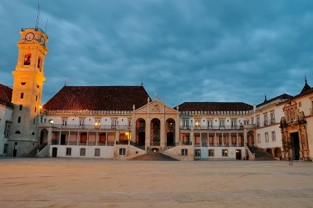 Pátio da Universidade de Coimbra - Roteiro ideal de 15 dias por Lisboa, Coimbra e Porto
