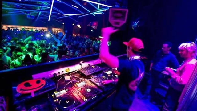 DJ animando a balada Lux Frágil em Lisboa