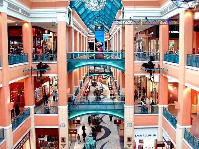 Vista do interior do Centro Comercial Colombo em Lisboa
