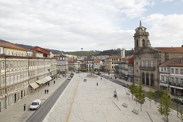 Aluguel de carro em Guimarães em Portugal: Economize muito