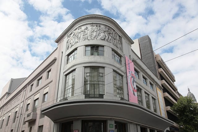 Detalhes da fachada do Teatro Rivoli no Porto