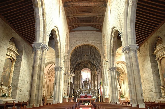 Interior da Igreja da Nossa Senhora da Oliveira em Guimarães