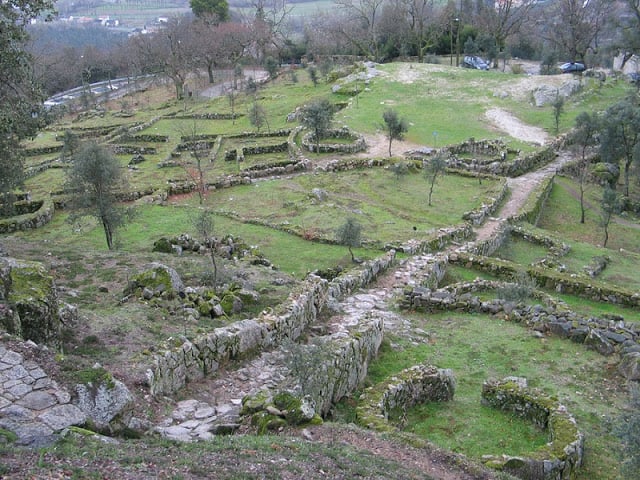 Construções do sítio arqueológico de Guimarães