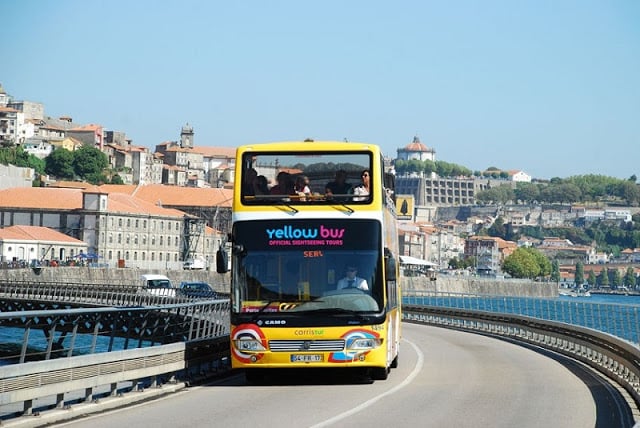 Passeio de ônibus turísticos no Porto