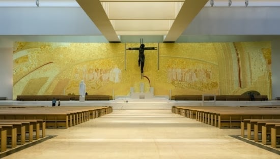 Interior da Basílica da Santíssima Trindade
