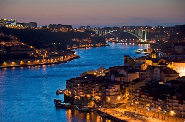 Noite na cidade do Porto - Ribeira iluminada