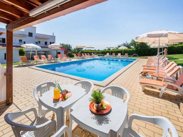 Apartamentos Flor de Laranja em Albufeira - piscina e jardim
