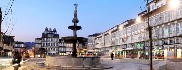 Passeio pelo centro histórico de Guimarães