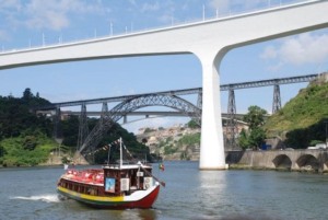 Passeio de barco pelas pontes do Porto