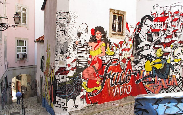 Ruas típicas de Lisboa com grafite de fado