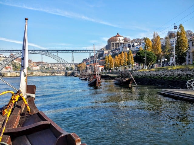 Vista do barco rabelo no Rio Douro