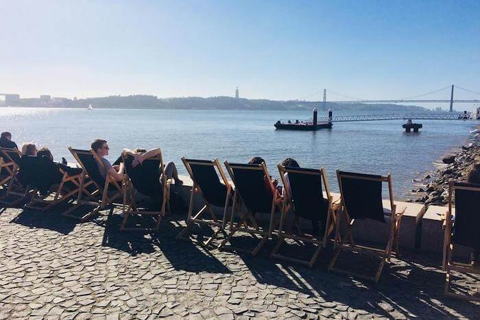 Espreguiçadeiras na Ribeira das Naus em Lisboa