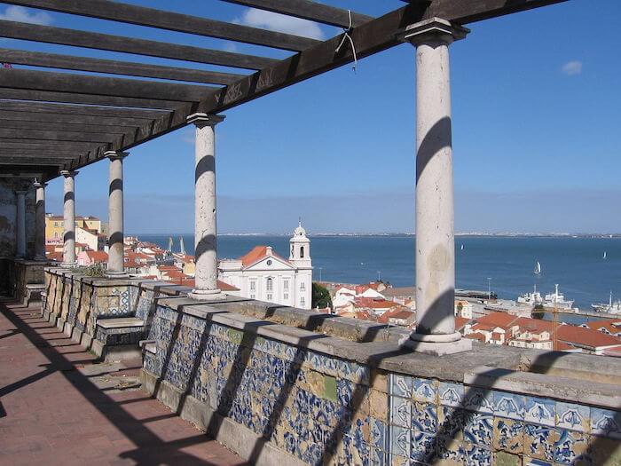 Azulejos do Miradouro de Santa Luzia em Lisboa