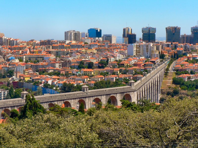 Aqueduto das Águas Livres visto de longe em Lisboa