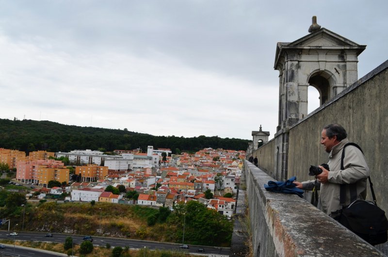 Visitante no Aqueduto das Águas Livres em Lisboa