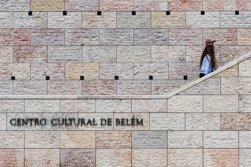 Visitantes chegando ao Centro Cultural de Belém em Lisboa