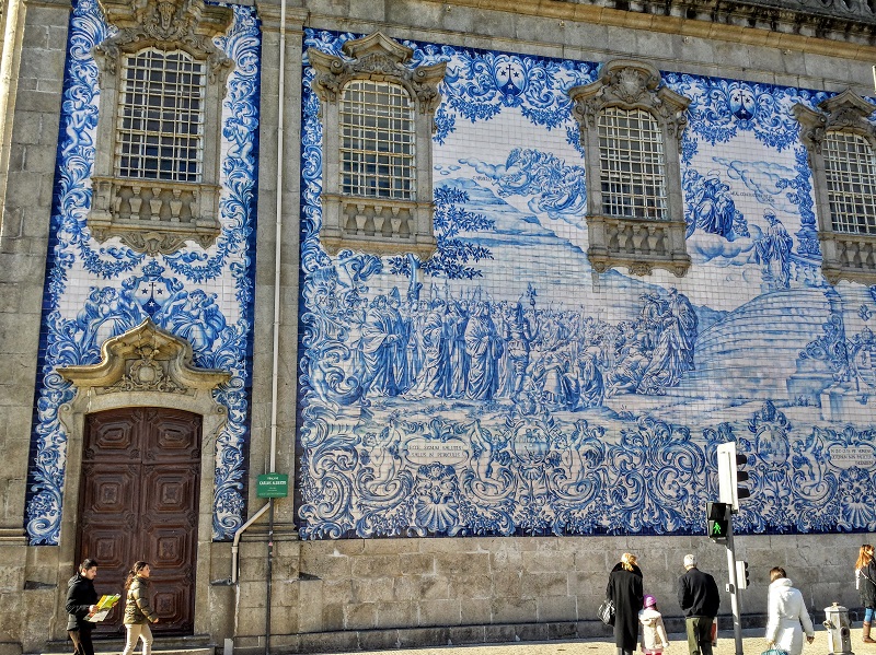 Lateral de azulejos da Igreja do Carmo no Porto
