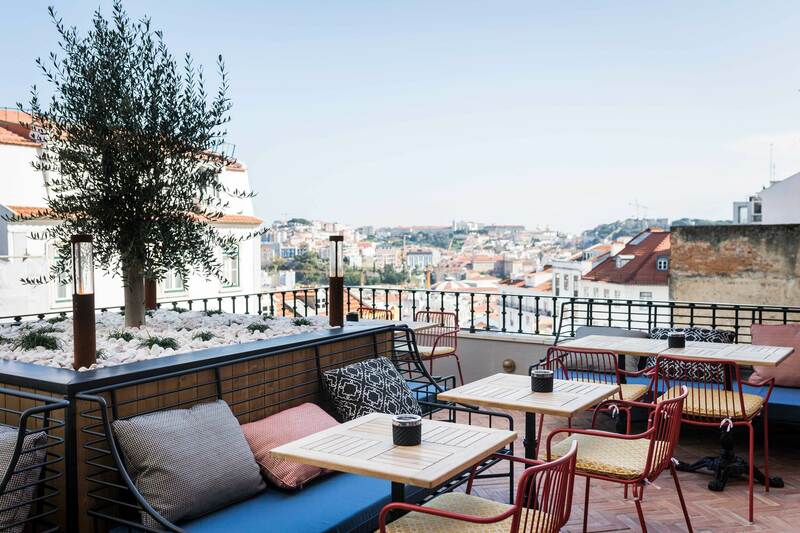 Mesas no terraço do Jamie's Italian no Príncipe Real em Lisboa