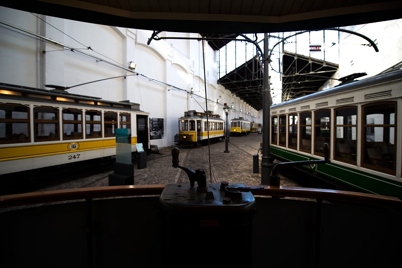 Interior de carro elétrico exposto no Museu do Carro Elétrico no Porto