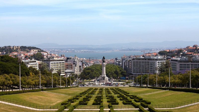 Jardim e monumento na Avenida da Liberdade em Lisboa