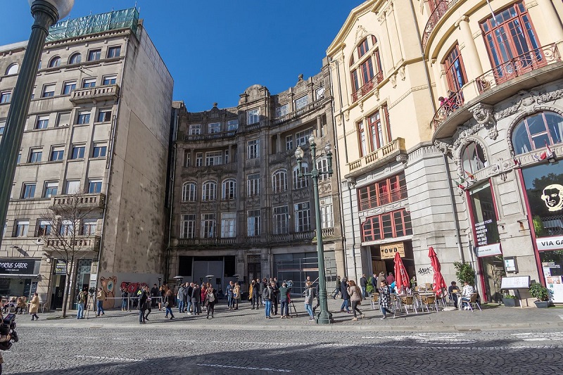 Pessoas passeando pela Avenida dos Aliados no Porto