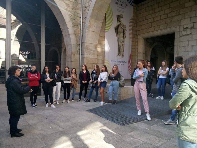 Grupo de visitantes na Casa do Infante em Porto