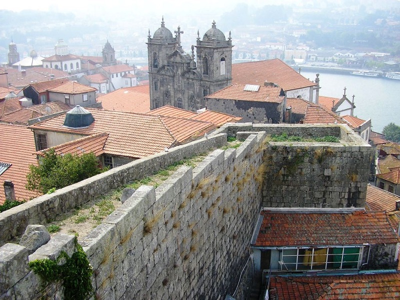 Muralhas Fernandinas de perto no Porto