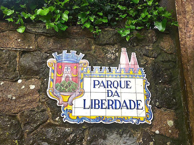 Placa indicando Parque da Liberdade em Sintra