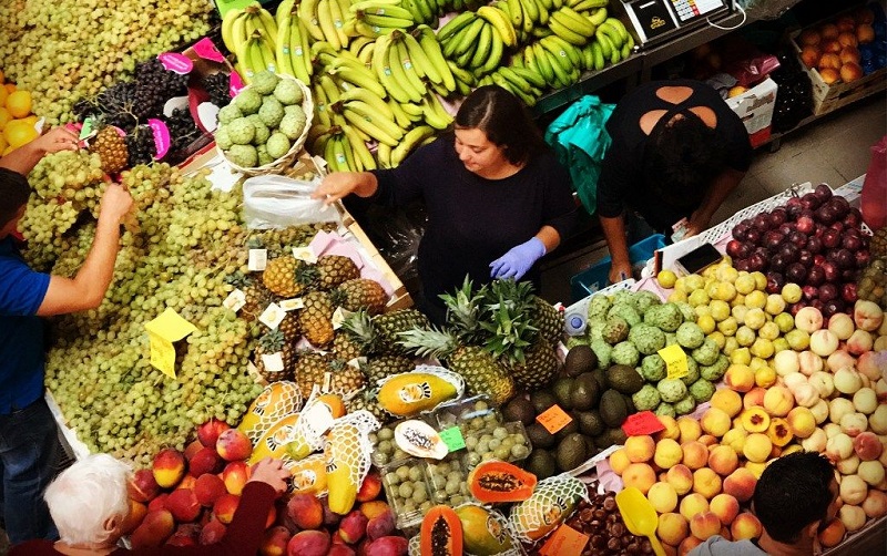 Frutas sendo vendidas no Mercado do Livramento em Setúbal