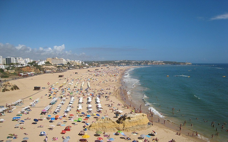 Pessoas na Praia da Rocha em Portimão