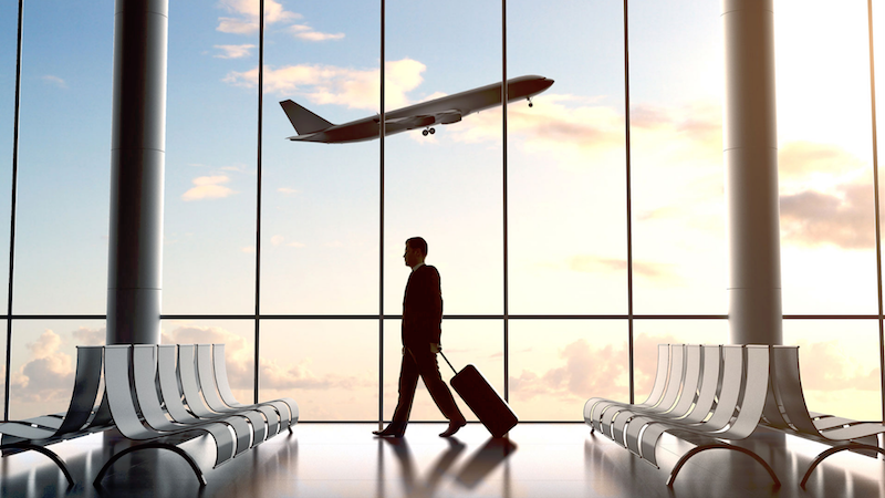 Aeroporto, viajante e avião