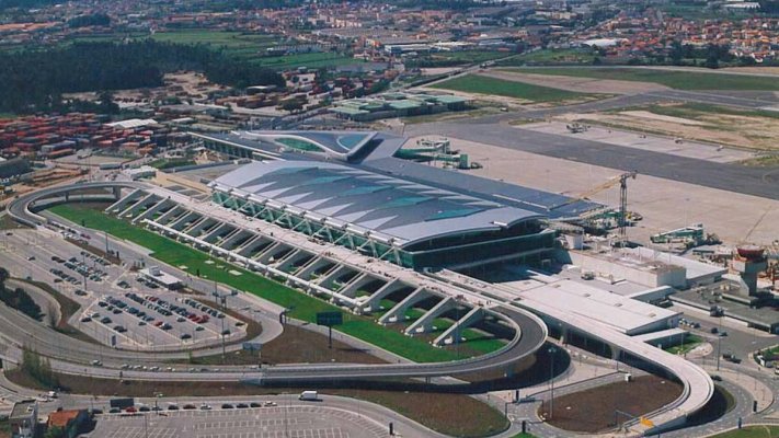 Vista aérea do Aeroporto Internacional Francisco Sá Carneiro no Porto